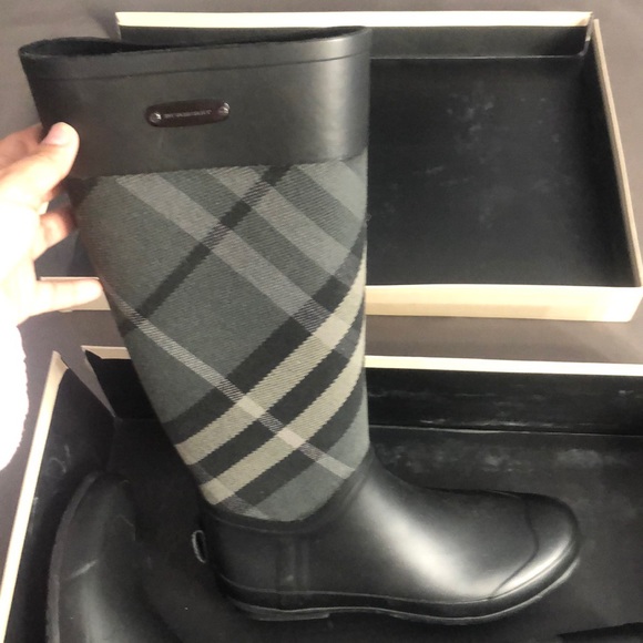 Burberry rain boots - Picture 3 of 3